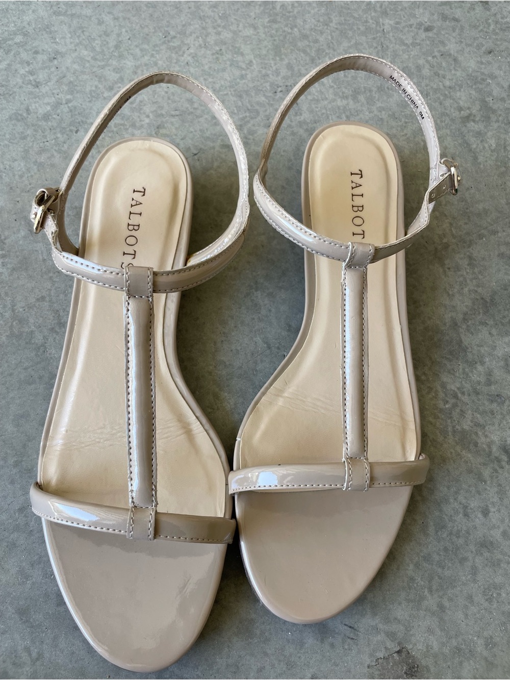 Talbots Nude Patent T-Strap Flat Sandals Size 9M Neutral Ankle Strap